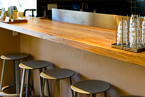 飲食店舗（カウンター補修）のイメージ