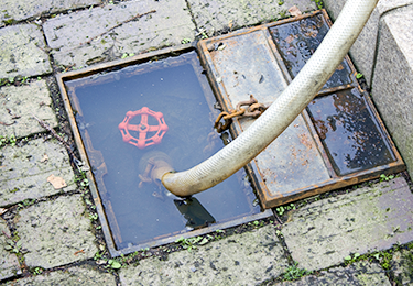 散水栓ボックスの破損・劣化が気になる管理者のイメージ"