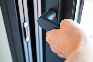 傷や変色で見た目の悪くなったサッシ枠を直したい施設管理者のイメージ