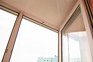 ドアや窓まわりの枠に欠けやひび割れがある店舗のイメージ