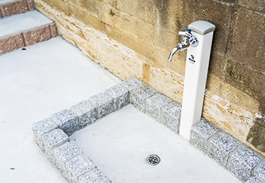 屋外水回りの位置変更を検討している法人様のイメージ