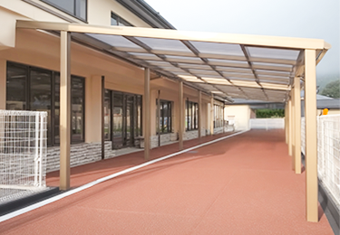 保育施設（送迎車の雨よけ）のイメージ"