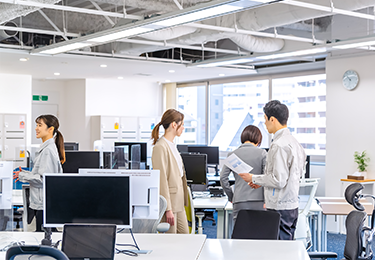 施設全体の照明を一括で切り替えたい管理者のイメージ