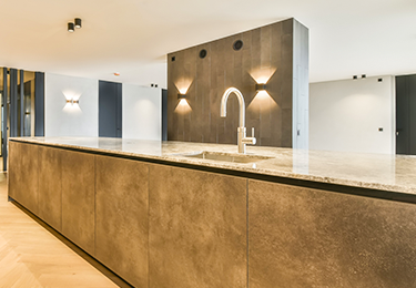 カウンターや棚の欠け・割れが目立ってきた住宅のイメージ