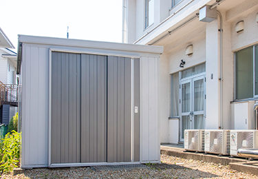 クリニック駐車場裏の物置のイメージ