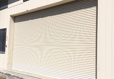 高齢者や女性スタッフが多い施設のイメージ