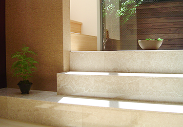 リフォーム中の中古住宅の石材補修のイメージ