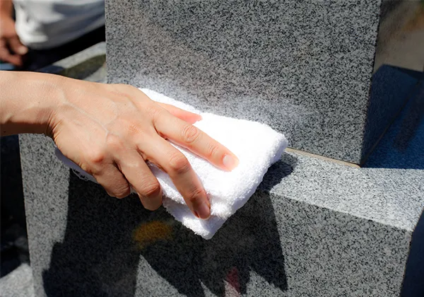 離れて暮らす親御さんのお墓をきれいに保ちたい方のイメージ